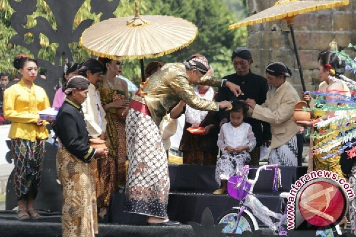 Harmoni Islam-Hindu-Kejawen Tampak Dalam Pencukuran Anak Gembel Dieng