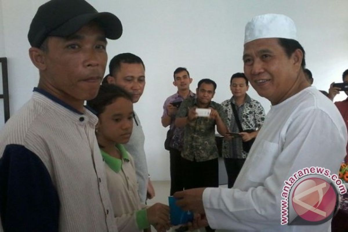 51 Siswa Bangka Tengah Terima Kartu Pintar