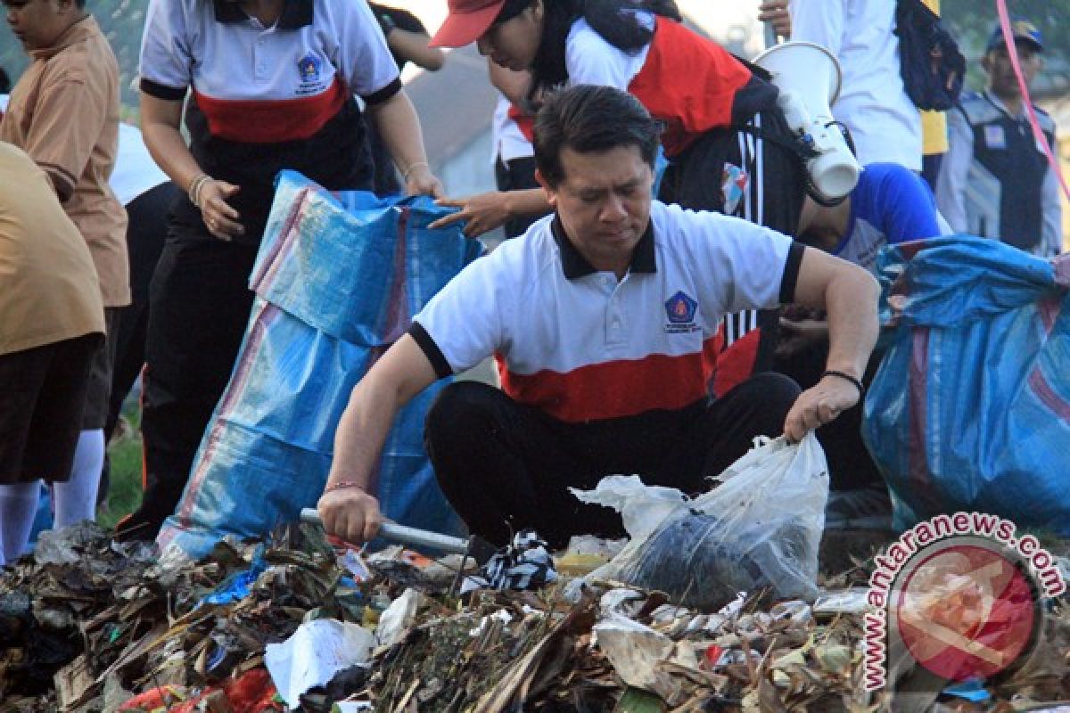 Bupati Klungkung Berbaur dengan Masyarakat Pungut Sampah Plastik