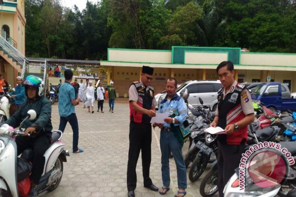 Polisi Adang Warga Usai Sholat Jumat