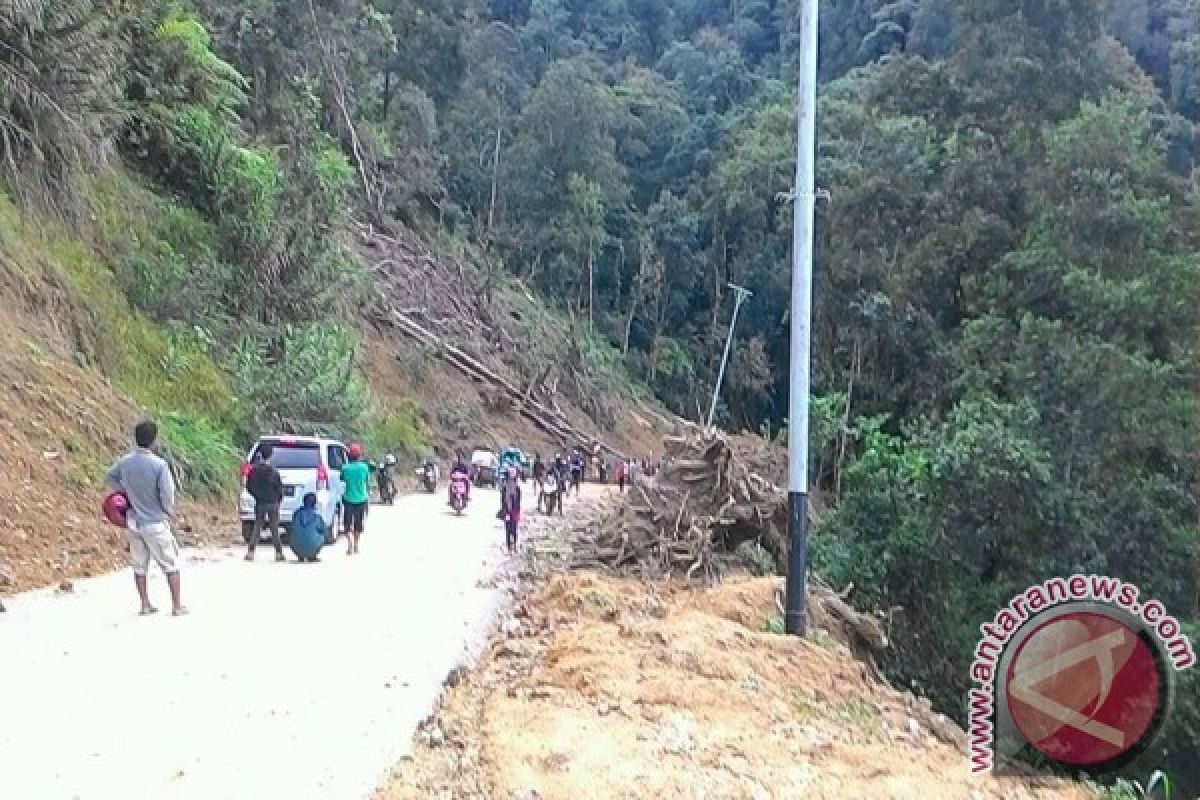 Jalur Trans Kebun Kopi Banyak Titik Longsor