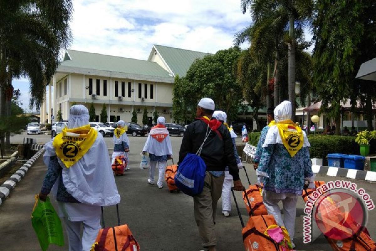 Pemberangkatan JCH Sulbar Terlambat Satu Jam 