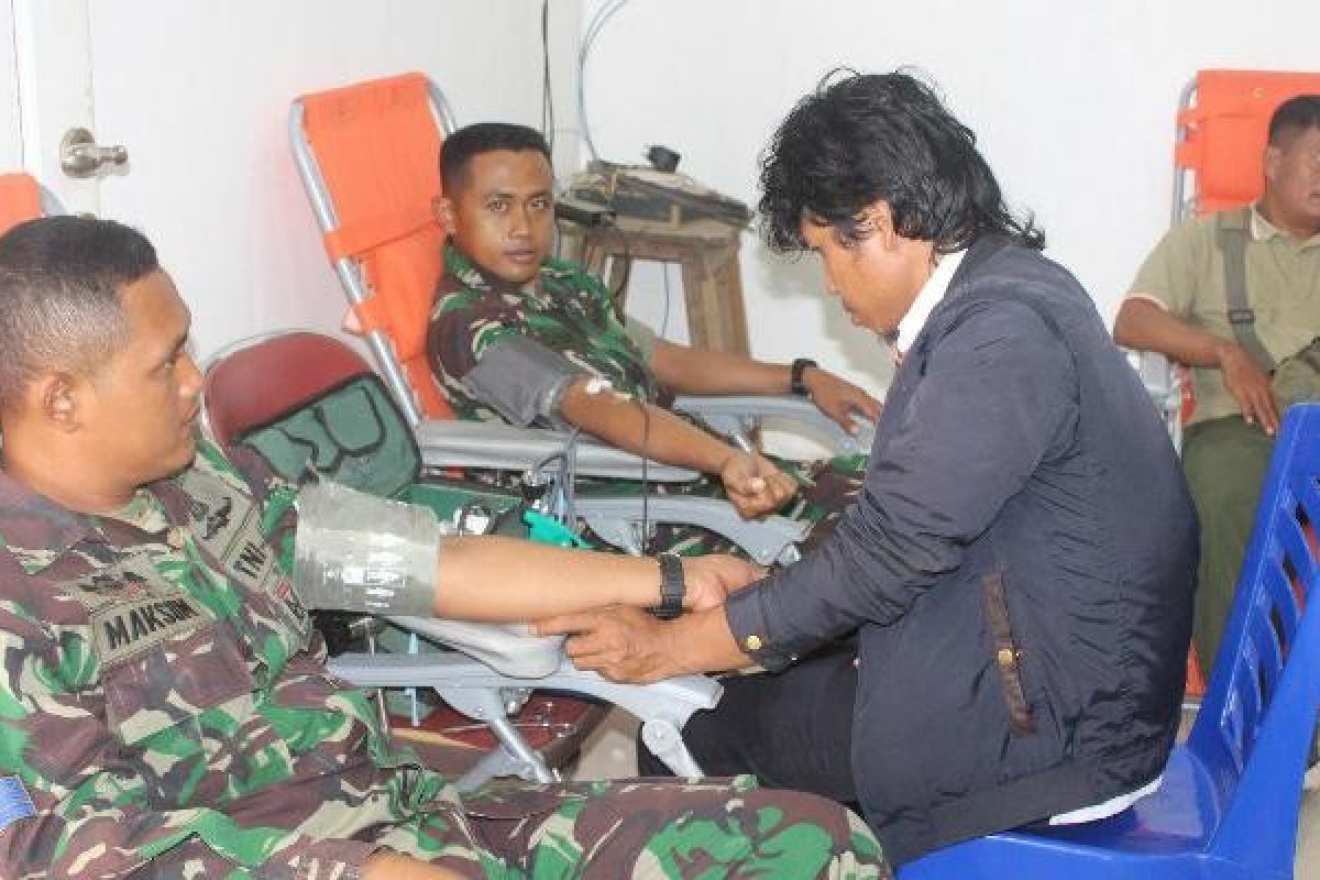 Prajurit TNI donor darah pada peringatan HUT Kemerdekaan RI