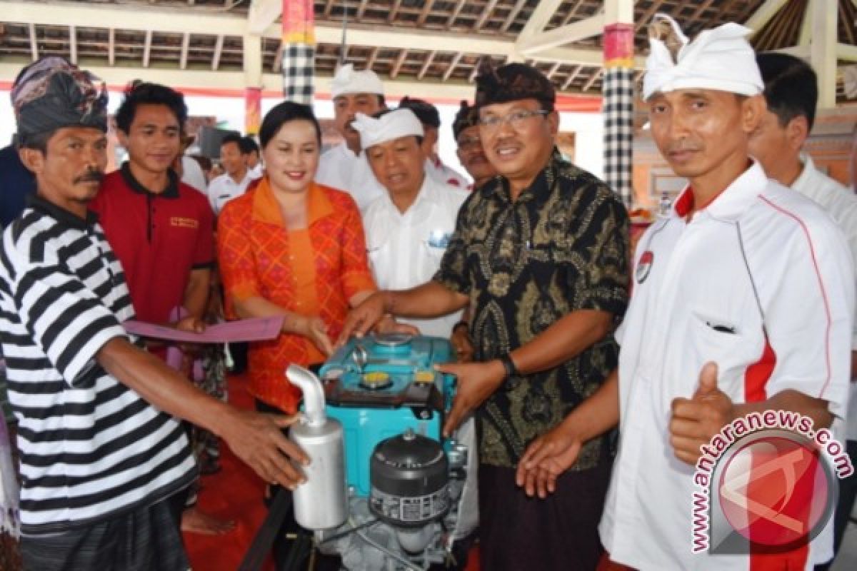 Dewan Serahkan Mesin Pertanian Di Desa Punggul Abiansemal