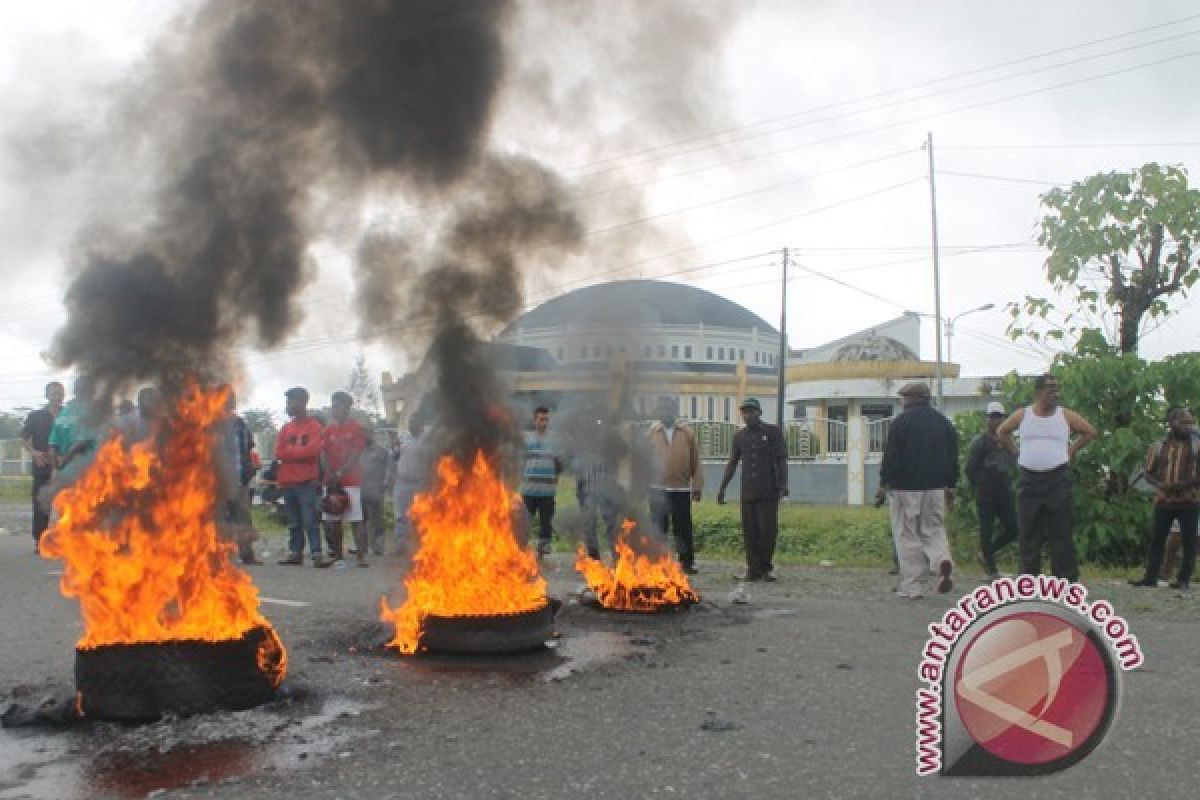 Anggota DPRD Mimika Terpilih bakar ban dan blokade jalan 