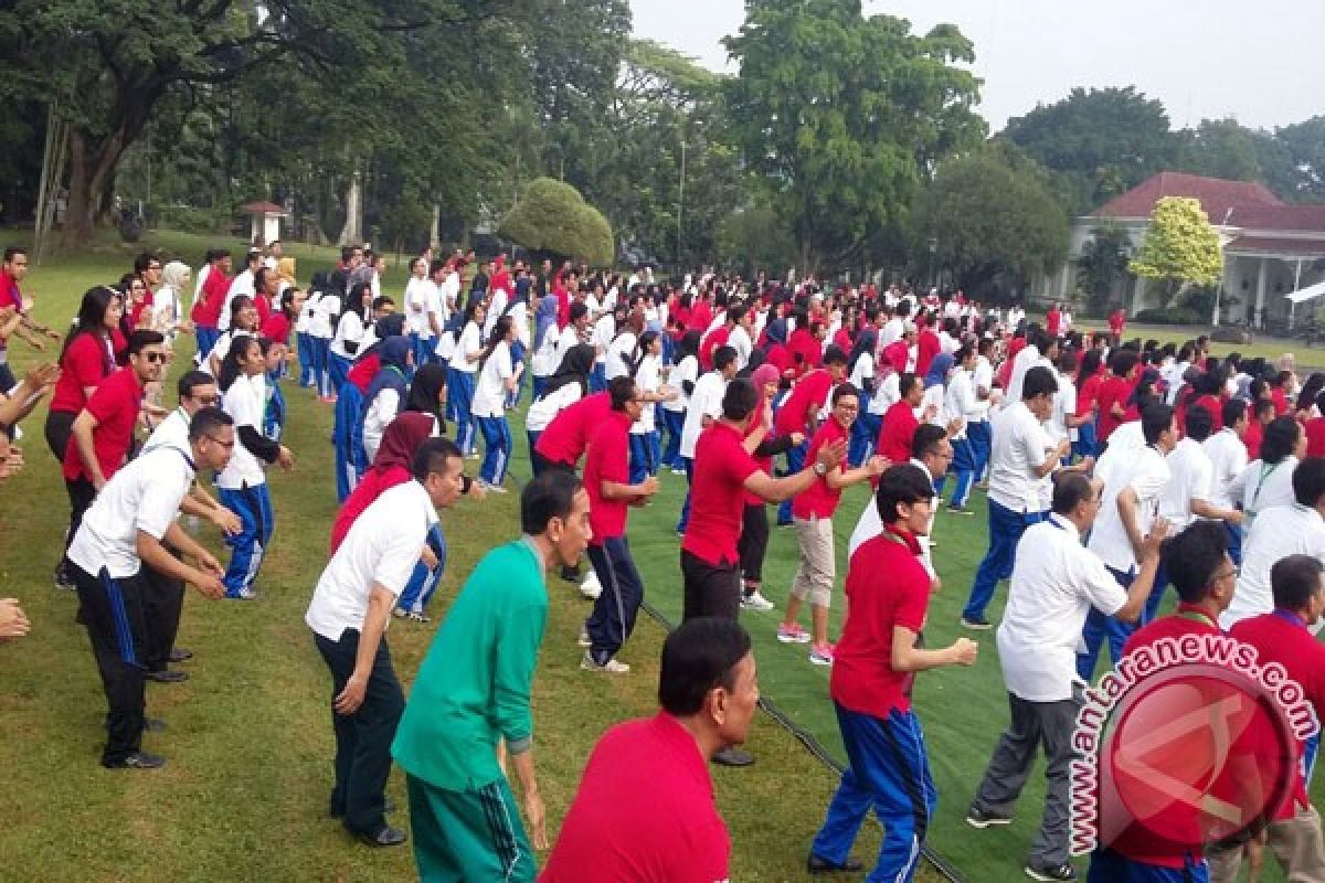 Presiden Joko Widodo Senam Bersama 540 Mahasiswa Di Bogor (Video)