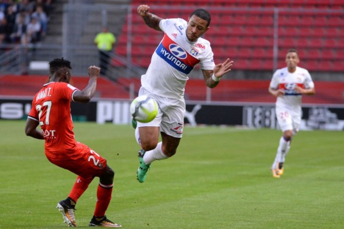 Gol dramatis Depay antar Lyon menang 2-1 atas PSG