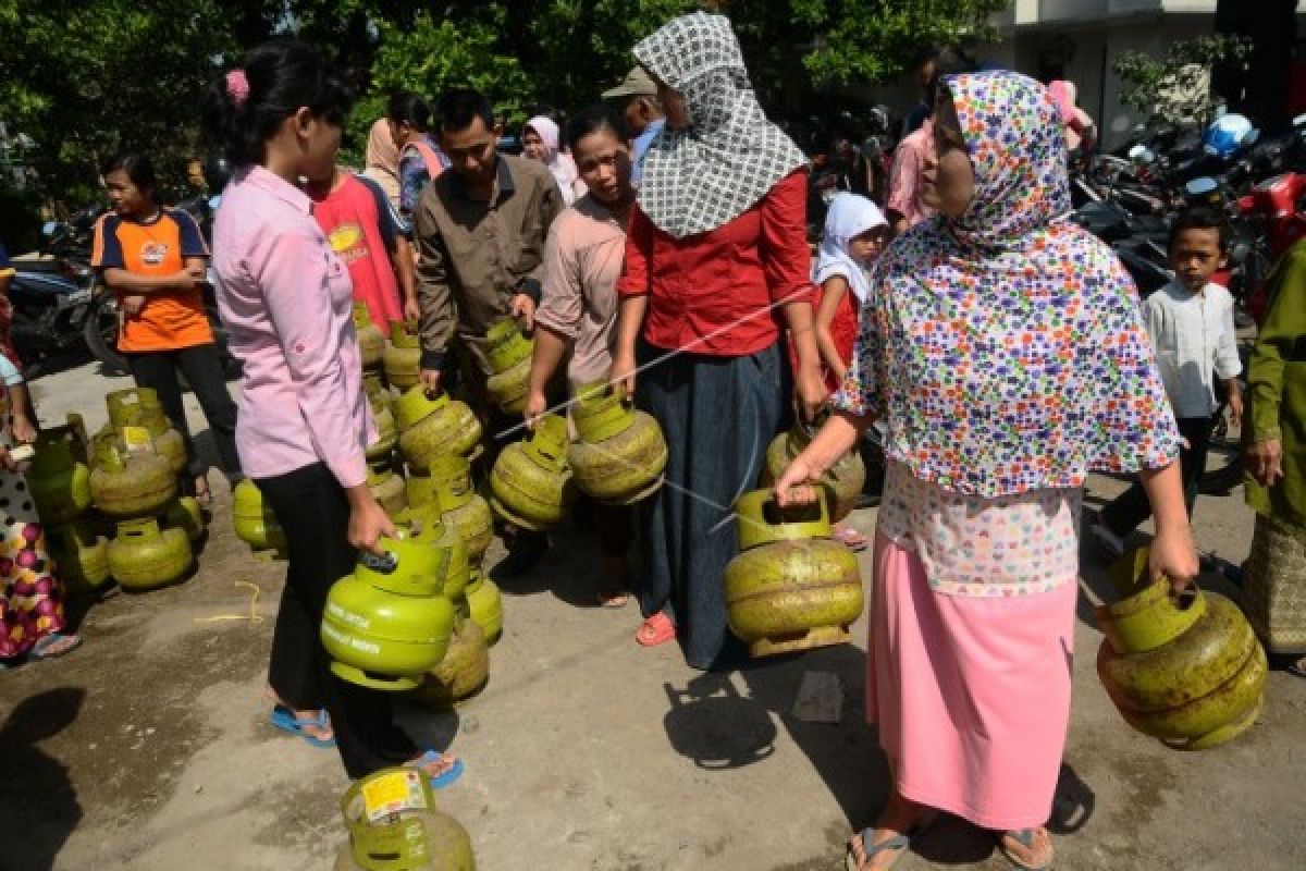 Legislator Singkawang dorong bongkar penimbun elpiji