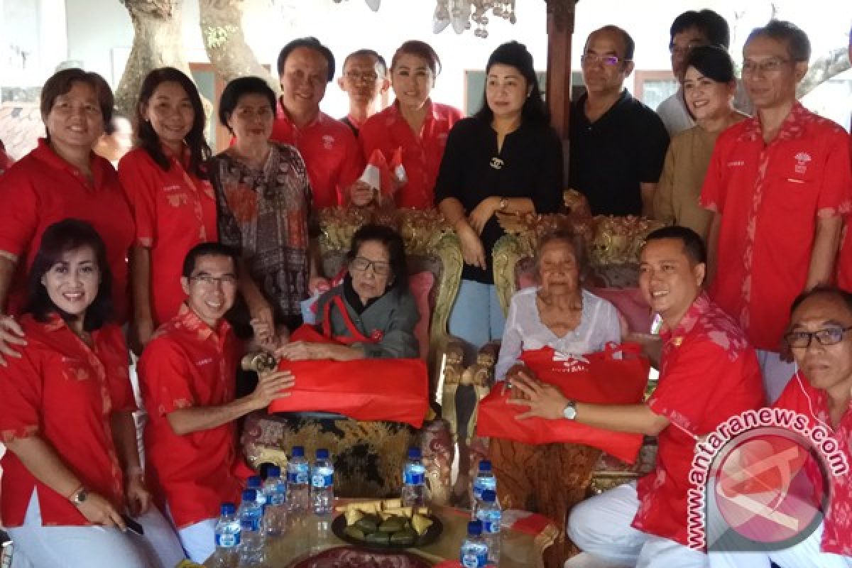 Inti Bali Mengunjungi Janda Pahlawan Ngurah Rai
