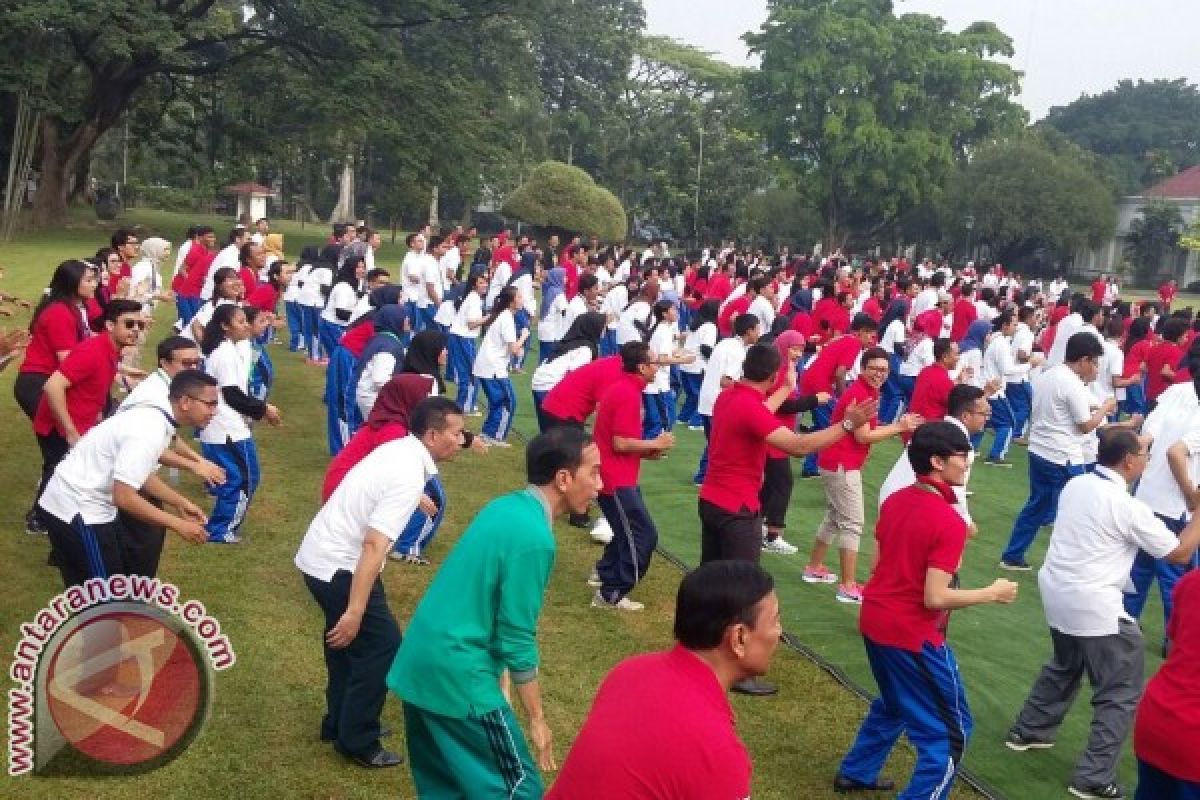 Bersama Mahasiswa Jokowi Senam di Istana Bogor (Video)