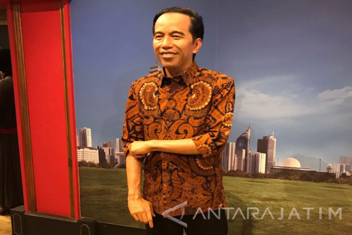 Patung Lilin Jokowi di Hong Kong Pakai Baju Batik