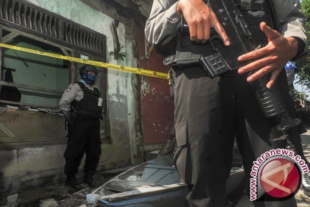 Polisi Sisir TKP Penangkapan Terduga Teroris IM di Cirebon