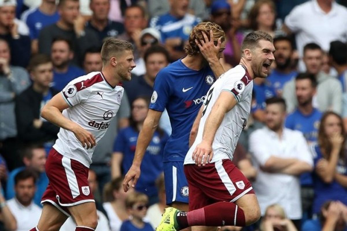 Juara bertahan Chelsea tertinggal tiga gol dari Burnley di babak pertama