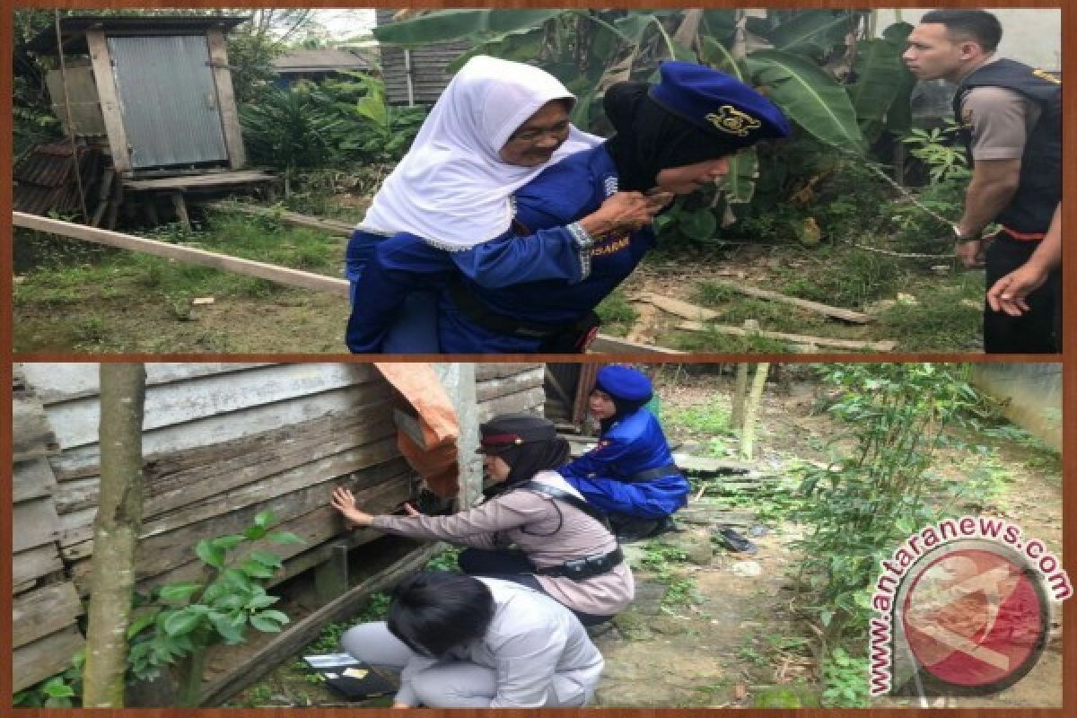 Polwan Gotong Royong Perbaiki Rumah Warga Lansia 