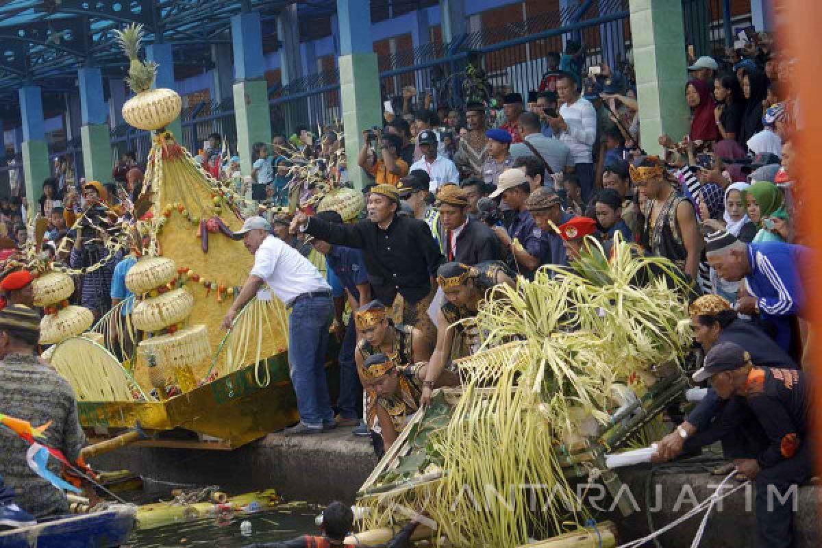 Ribuan Warga Meriahkan Labuh Laut Sembonyo Trenggalek (Video)