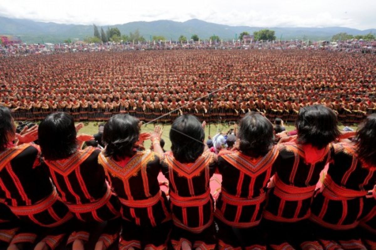 Tari Saman Massal 10.001 Pecahkan Rekor MURI