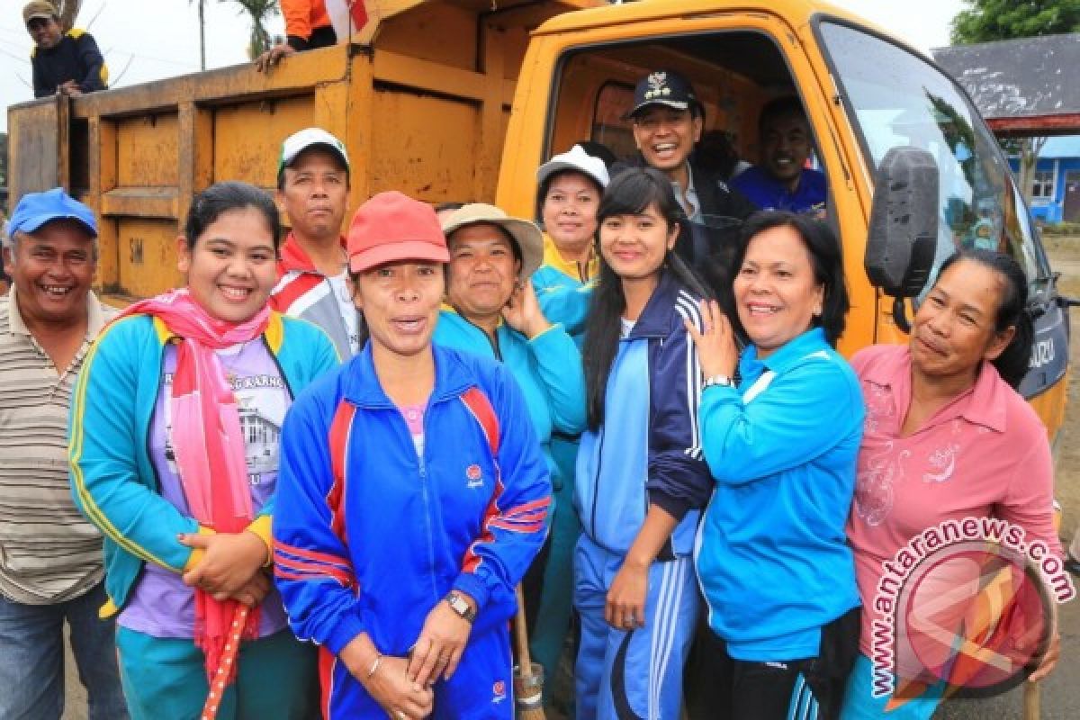 Bupati Simalungun Kemudikan Truk Sampah