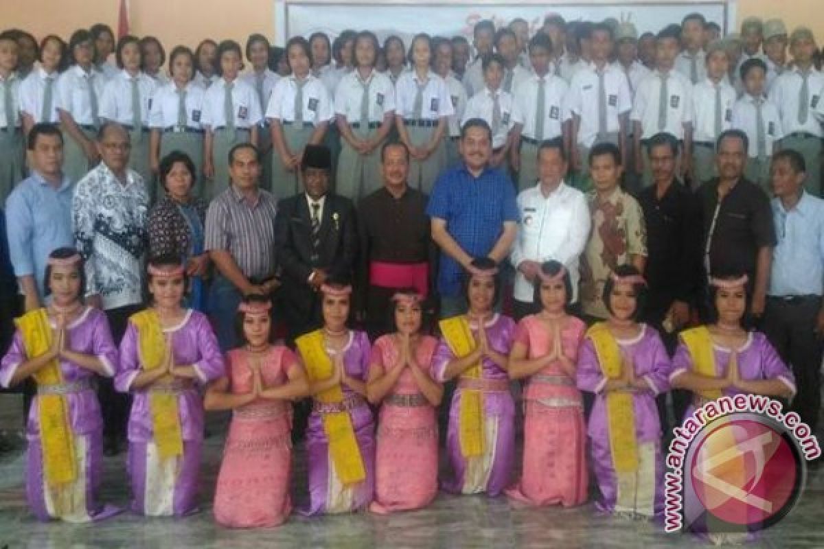 Parlindungan Purba Berkunjung ke Sekolah Katolik Samosir