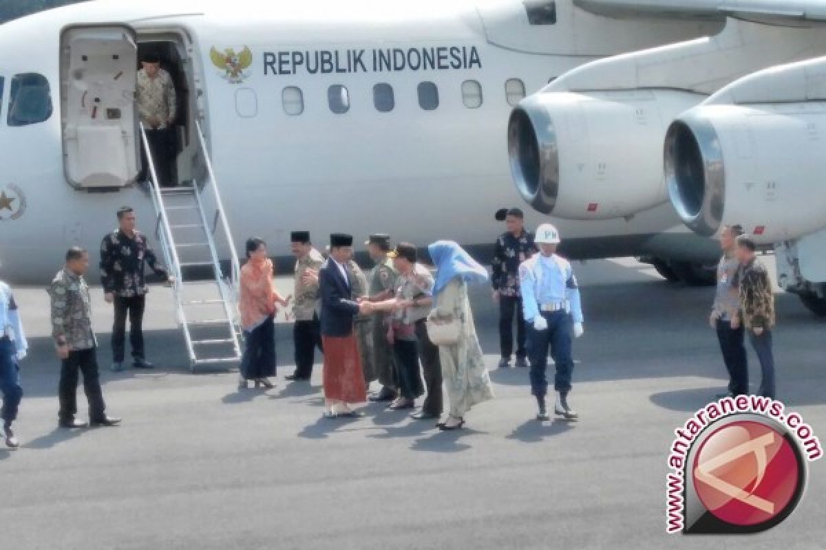 Jokowi Hands Over 2,850 Land Certificates In Jember