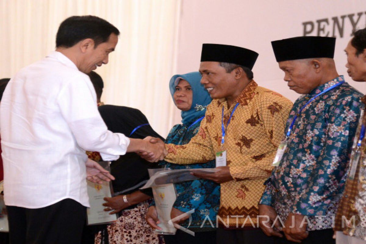 President Hands Over 2,859 Land Certificates in Jember