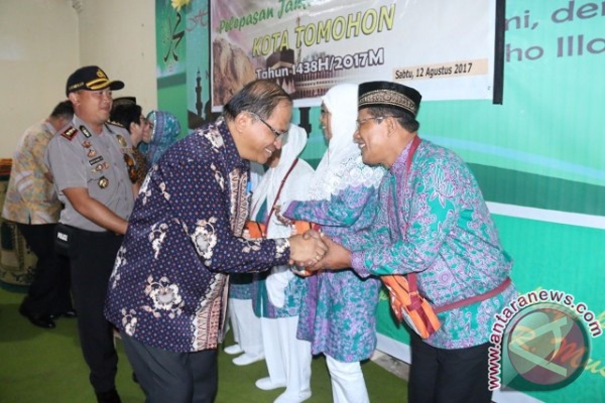 Enam Jemaah Calon Haji Tomohon Diberangkatkan 