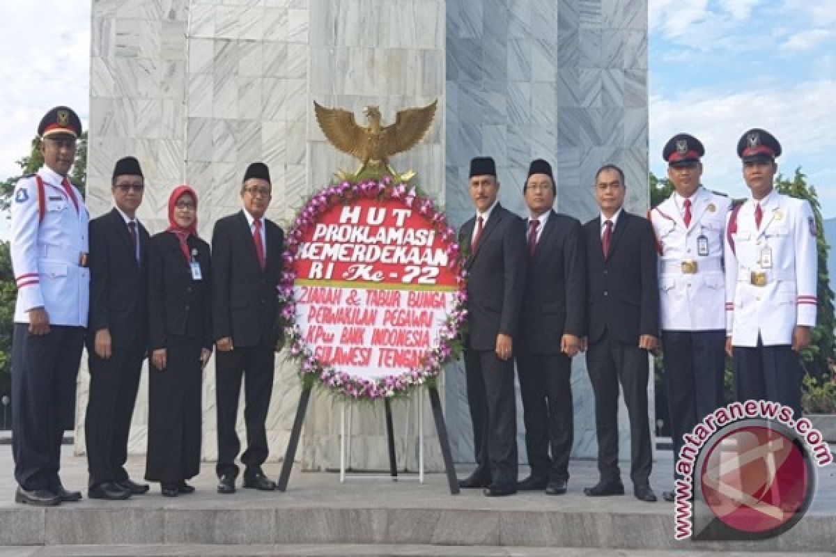 BI Sulteng Tabur Bunga di Makam Pahlawan Palu