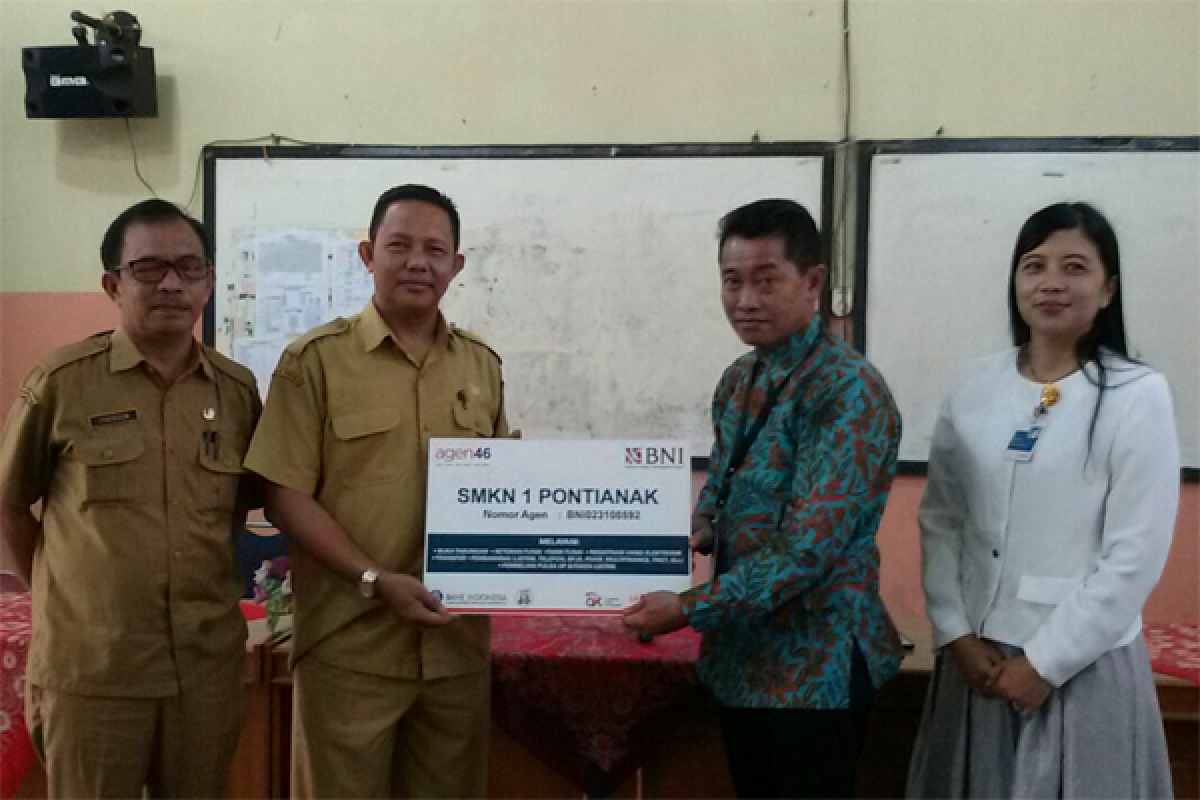 BNI Salurkan Beasiswa Ke SMKN 1 Pontianak 