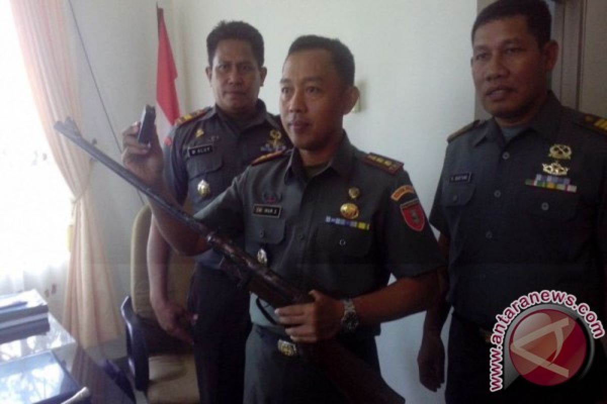 Dua Warga Penajam Serahkan Senjata Rakitan ke Kodim 