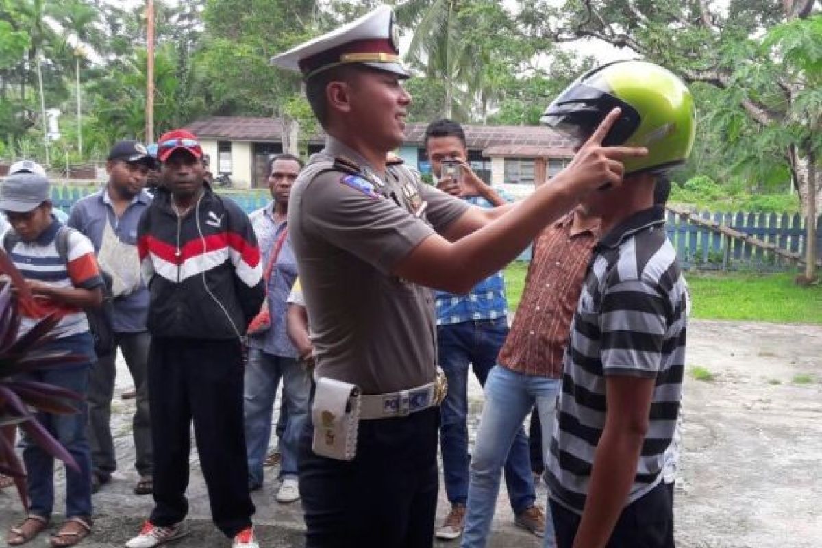 Polisi sosialisasi tertib berlalu lintas di Nimboran