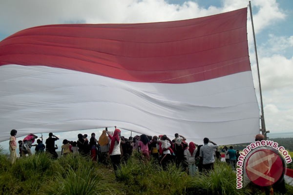 Merah Putih raksasa berkibar di puncak Lembah Sabil