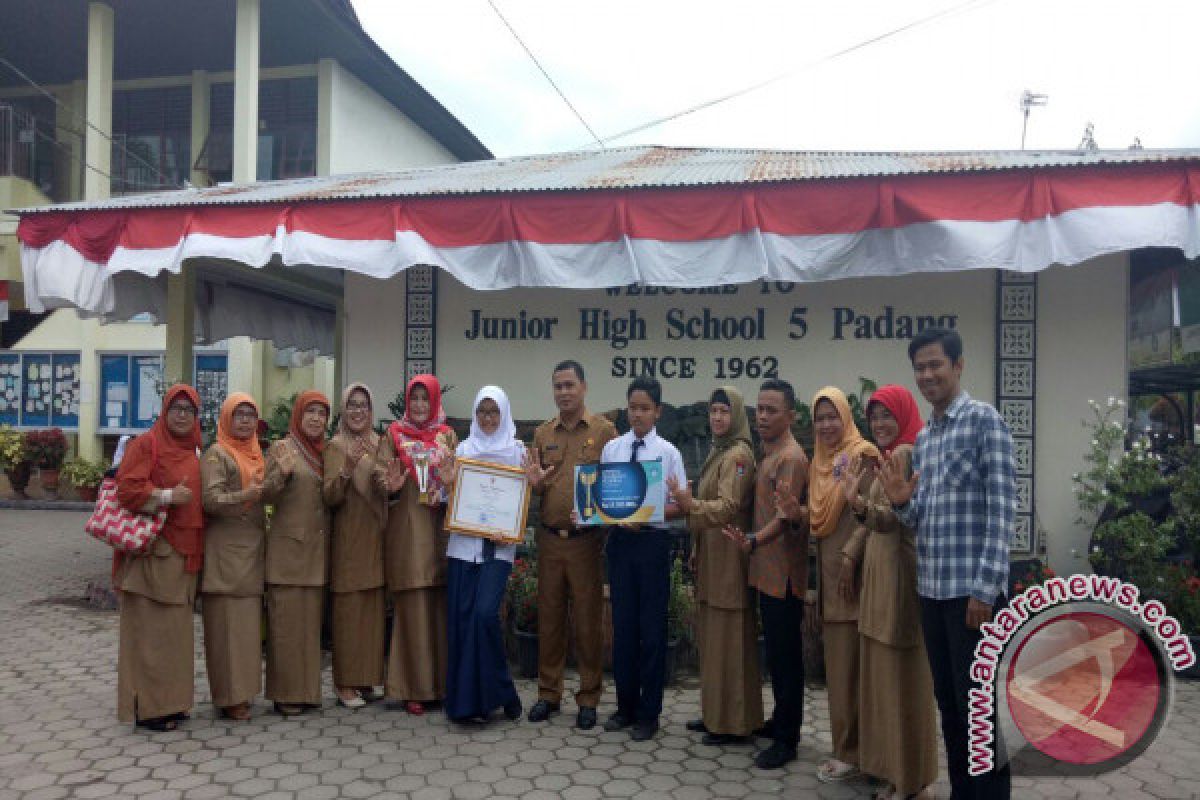 SMPN 5 Padang Terima Penghargaan Sekolah Keren Kemendikbud