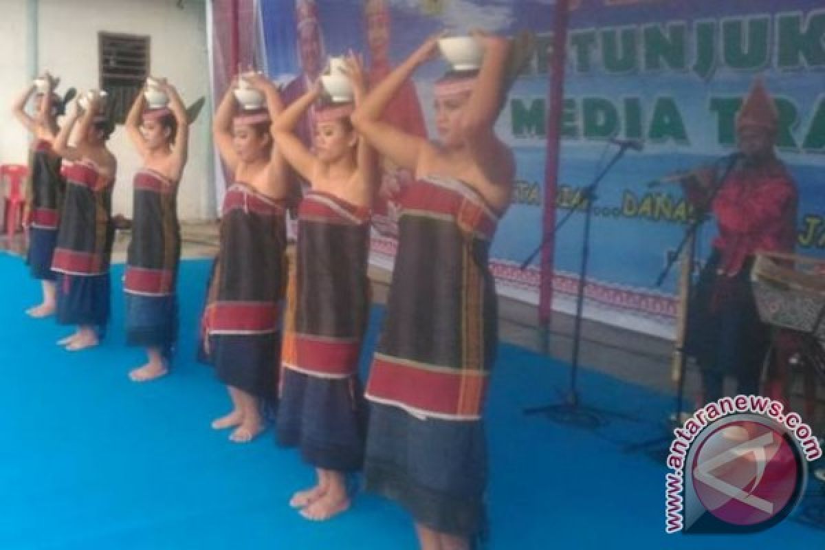 Dinas Kominfo Sumut Pertunjukan Rakyat di Samosir