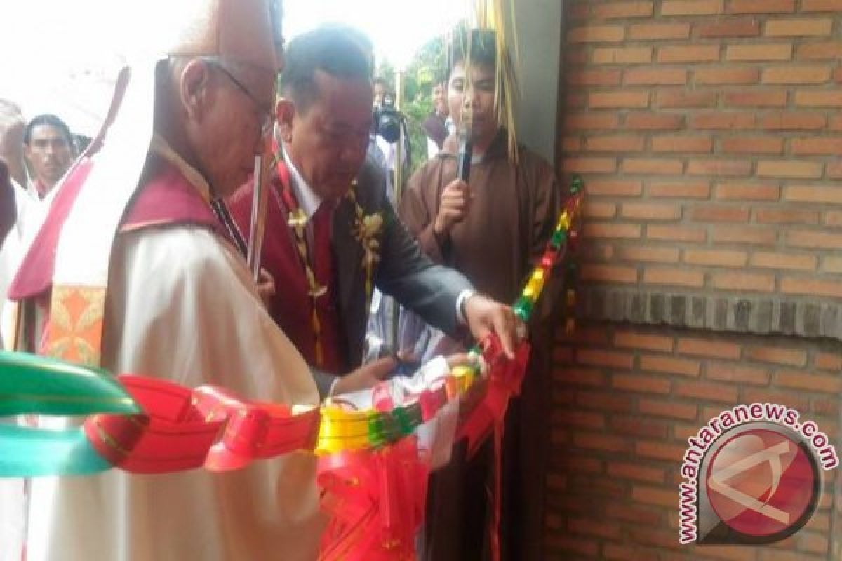 Gereja Katolik Onanrihit Samosir Diresmikan