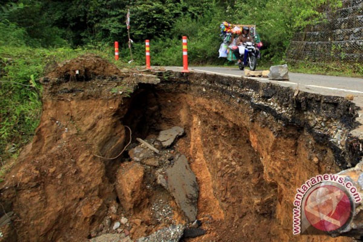 Hindarkan terjadi korban,  pemda diminta perbaiki jalan rusak di Krueng Sabee-Aceh