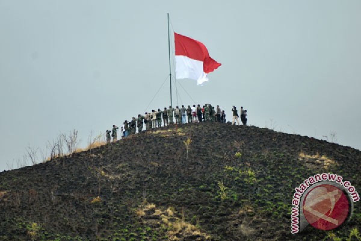 Peringati HUT Kemerdekaan di Gunung Rajabasa Lampung