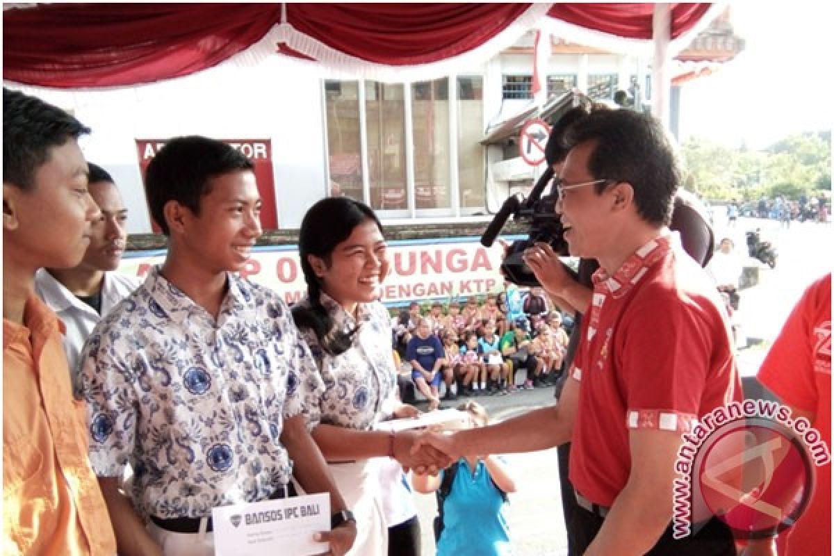 APSAI Gianyar Berikan Bantuan Siswa SMA/SMK Kurang Mampu