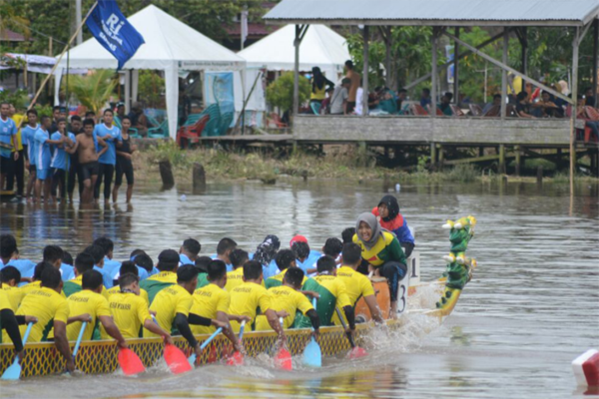 Tim Dayung Mempawah 2 Juara Lomba Bidar 