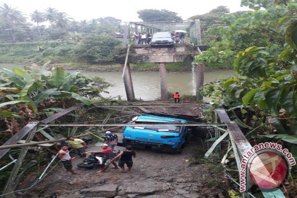 Jembatan Korong Kampung Sebelah Padangpariaman Ambruk