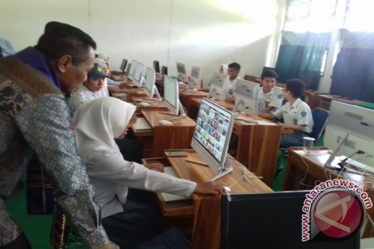 Indonesiare Bantu 10 Komputer SMAN 1 Kendari