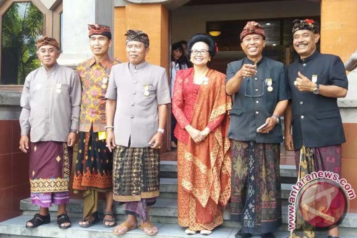 Enam Seniman Bali Menerima Penghargaan Dharma Kusuma