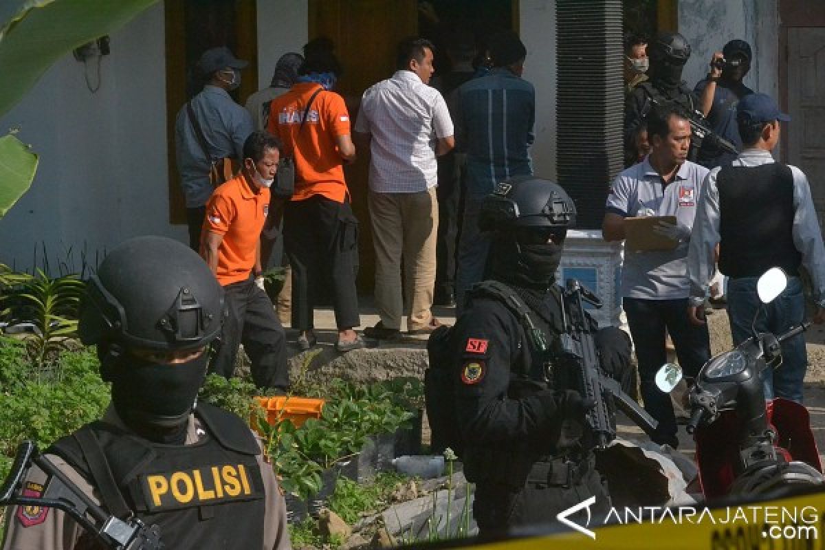 Densus Geledah Rumah Terduga Teroris di Karanganyar