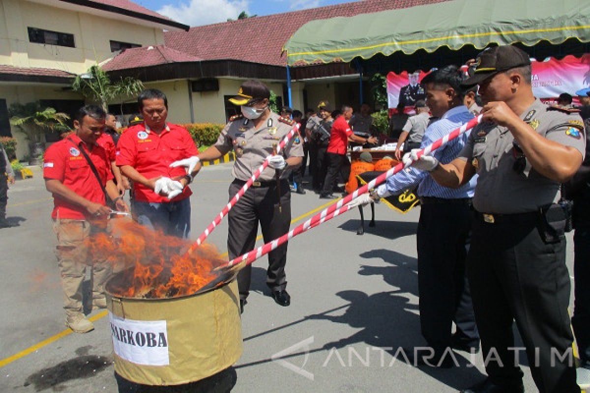 Ribuan Butir Pil Dobel L Dimusnahkan di Kediri (Video)