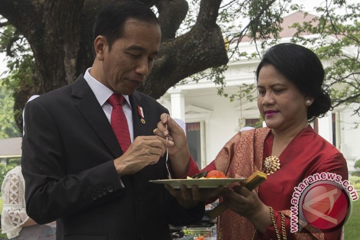 President Jokowi attends wedding of ex-driver`s daughter