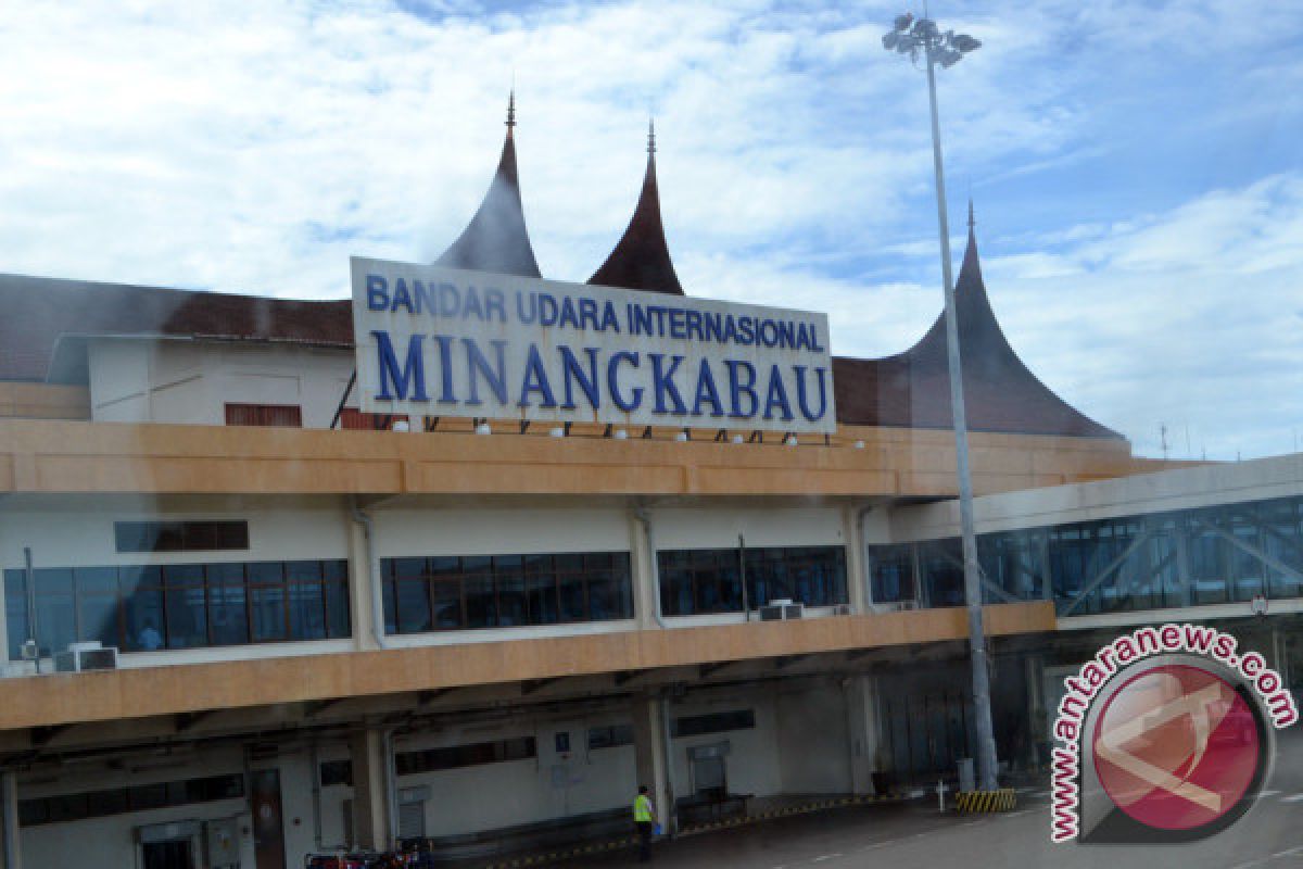 Penumpang pesawat di Bandara Minangkabau positif terinfeksi COVID-19