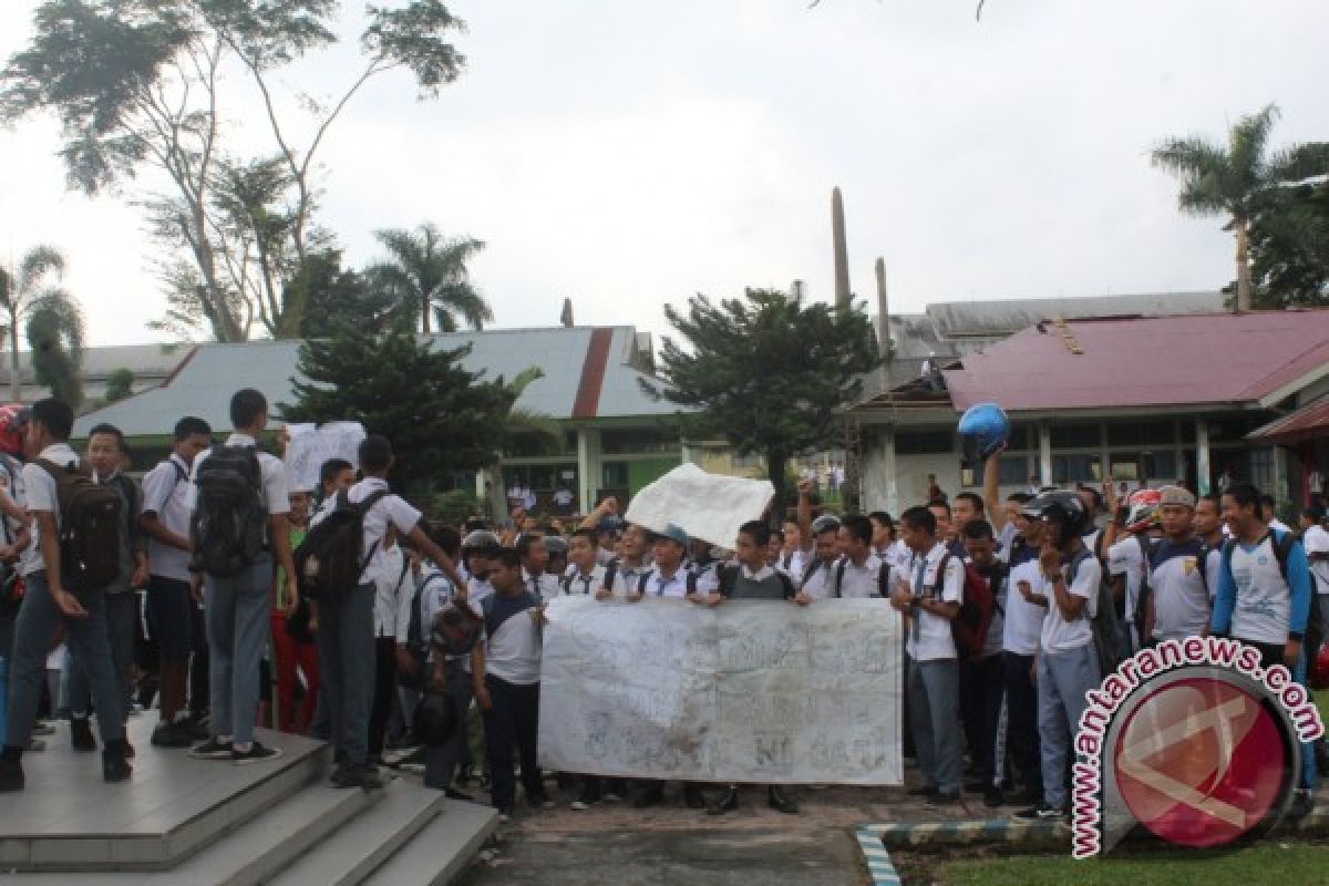 Pelajar Demo Mendesak Pembayaran Gaji Guru Honorer