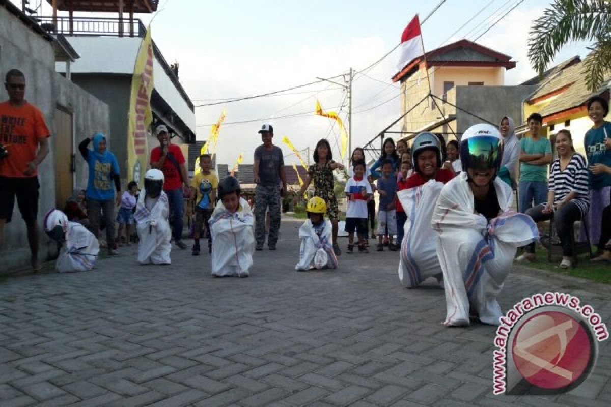 Warga Mataram Meriahkan HUT RI dengan GP Karung