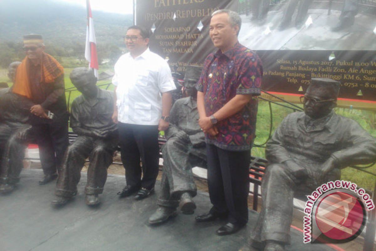 Fadli Zon Resmikan Patung Pendiri Republik Indonesia