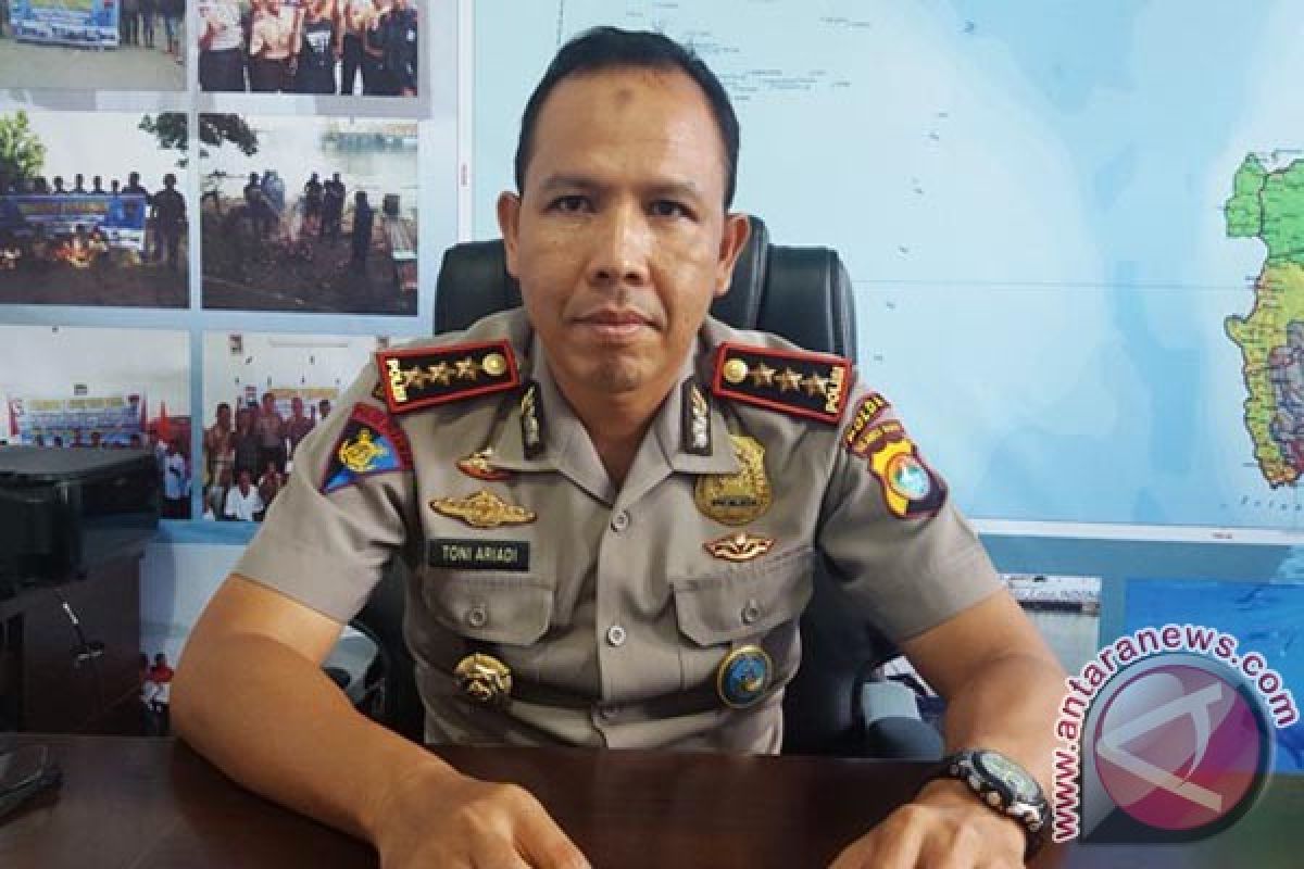 Ditpolair Membagikan "life Jacket" Kepada Nelayan 