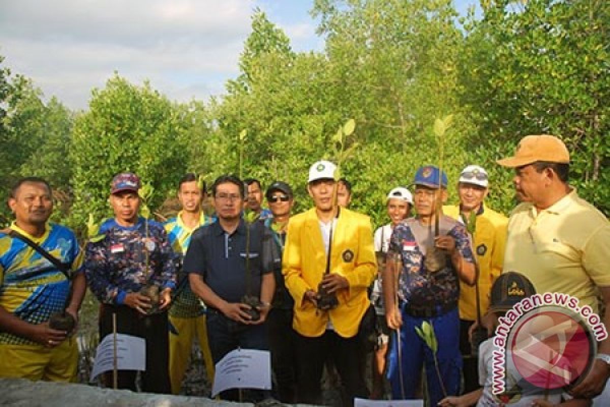 STIA Mataram Tanam 1000 Batang Bibit Mangrove