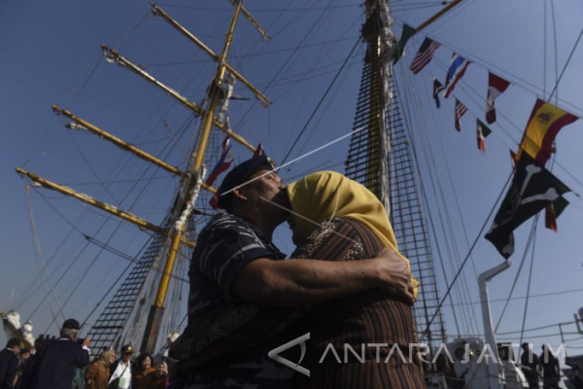 KRI Dewaruci Siapkan Upacara 17 Agustus di Tengah Laut (Video)